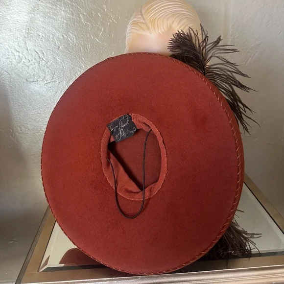 RAVISHING 1940s' CINNAMON COLOR TILT FELT HAT WITH LARGE BROWN FEATHERS + JEWEL